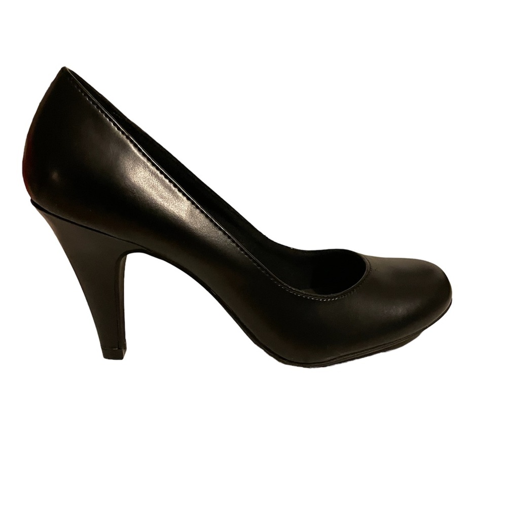 Dexter black pumps. size 6.5 wide. Brand new.